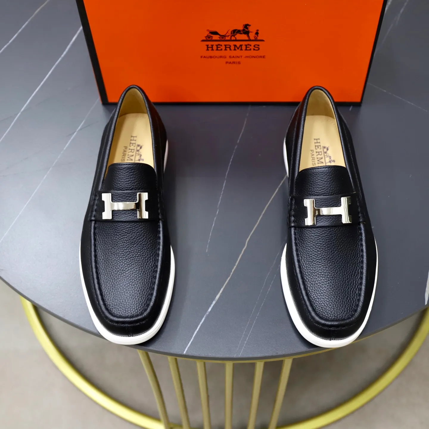 Ex-factory price: 560💰Hermès/Hermès slip-on men's shoes. This shoe is made of imported pebbled cowhide. It has simple and smooth lines and is combined with aerodynamically designed 3CM rubber foam ultra-light soles! Youthful and fashionable, classic H-shaped hardware buckle decoration, calf lining gently wraps the feet, with logo cowhide feet, casual and urban style, highlighting youthful vitality, sports and leisure version, super versatile, code number: 38-39-40-41-42-43-44 standard leather shoe size (45 can be customized but does not support returns)